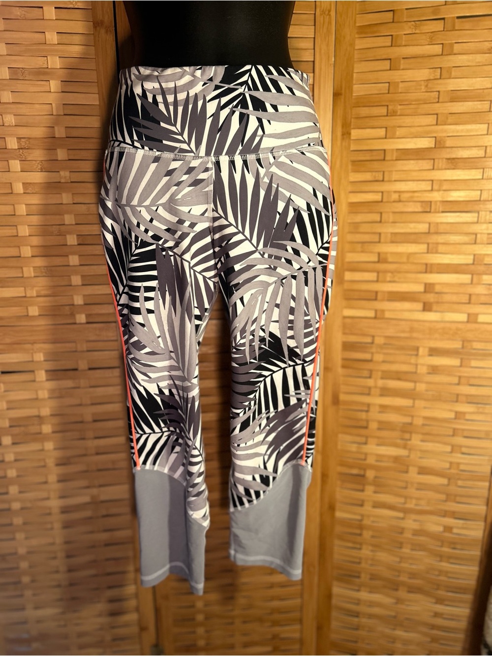 🐾2/$8- Old Navy Black White Gray Palm-Print Cropped Leggings with Coral Trim